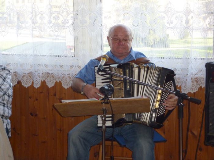 Setkání důchodců
Klíčová slova: Bělá;harmonika;důchodci