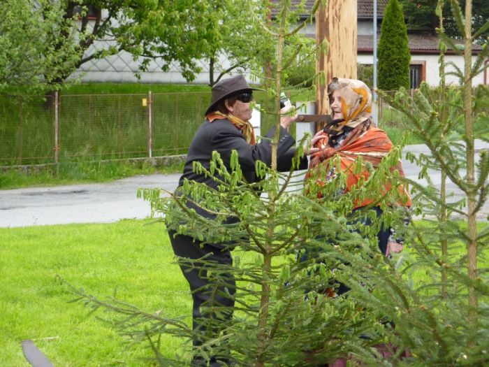 Scénka pod májkou
Klíčová slova: Bělá;kácení máje