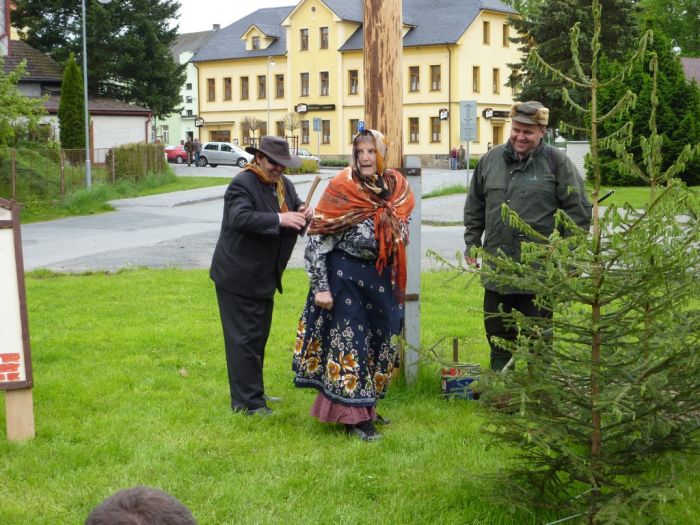 Scénka pod májkou
Klíčová slova: Bělá;kácení máje