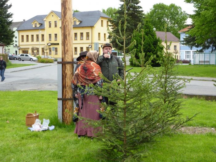 Scénka pod májkou
Klíčová slova: Bělá;kácení máje