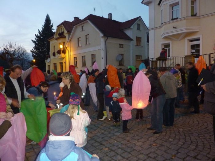 Vypouštění balonků
Bělá;státní svátek
