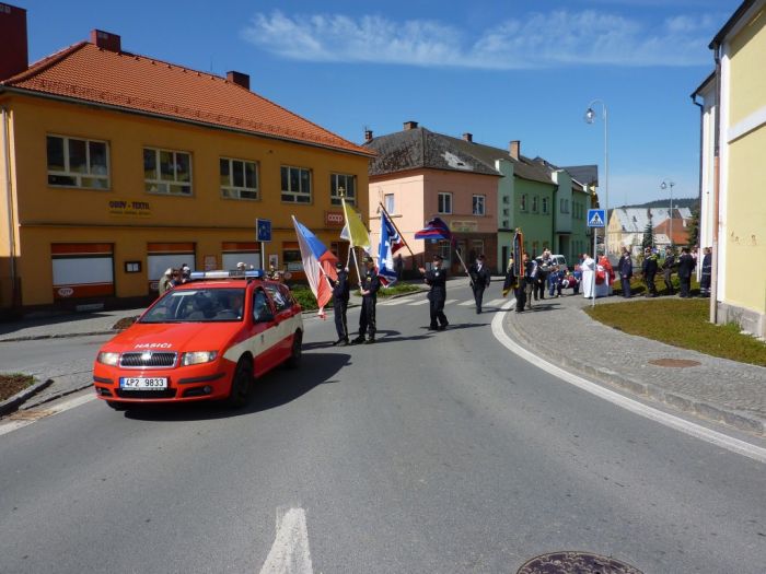 Průvod
Klíčová slova: Bělá;pouť;hasiči