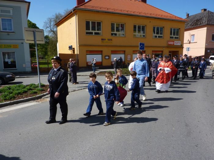 Průvod
Klíčová slova: Bělá;pouť;hasiči