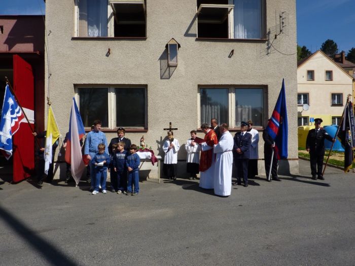 Před hasičskou zbrojnicí
Klíčová slova: Bělá;pouť;hasiči