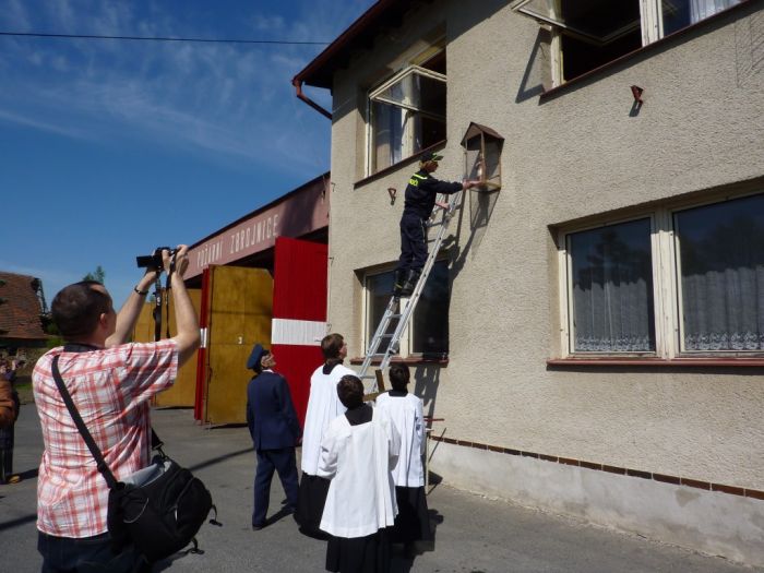 Vyzdvižení sošky
Klíčová slova: Bělá;pouť;hasiči