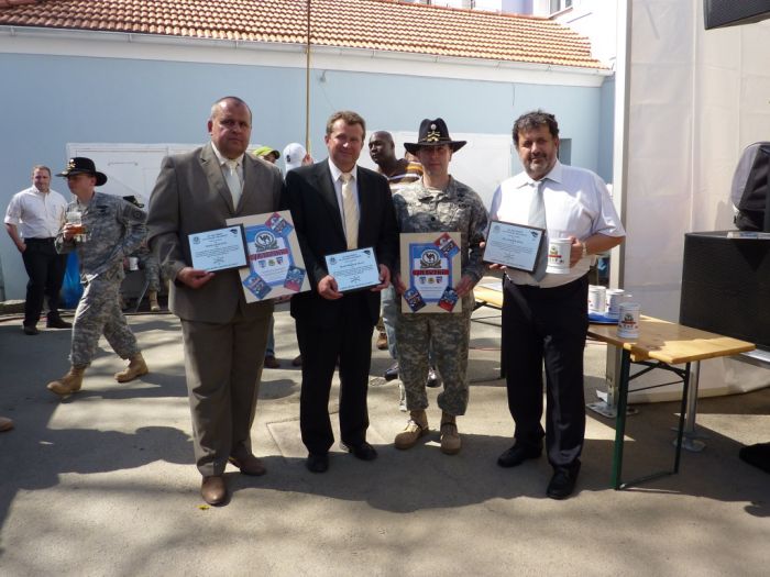 Bělá nad Radbuzou
Zleva Ing. Libor Picka, starosta Bělé nad Radbuzou, Ing. Miroslav Rauch, starosta Hostouně, LTC Michael C. Pratt, velitel 2. skvadrony, Lubomír Krýsl, ředitel pivovaru Purkmistr Plzeň
Klíčová slova: Bělá Houstouň osvobození