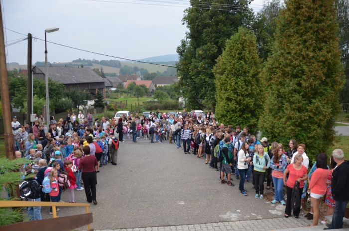 Nástup před školou
Klíčová slova: Bělá škola