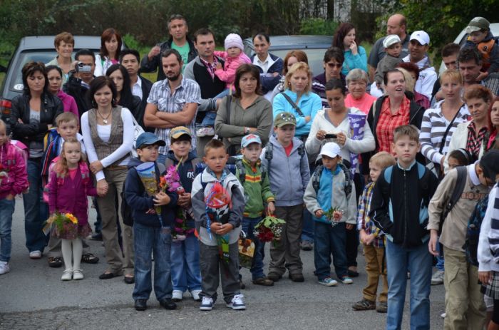 Nástup před školou
Klíčová slova: Bělá škola