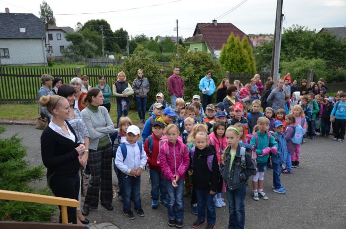 Nástup před školou
Klíčová slova: Bělá škola