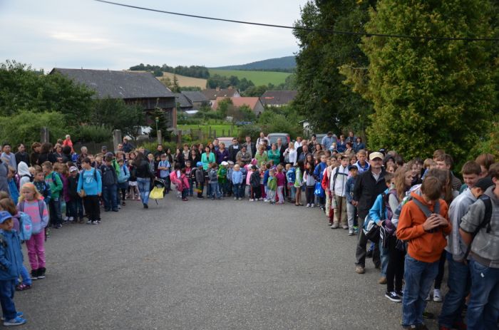 Nástup před školou
Klíčová slova: Bělá škola