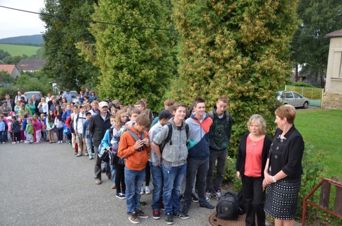 Nástup před školou
Klíčová slova: Bělá škola