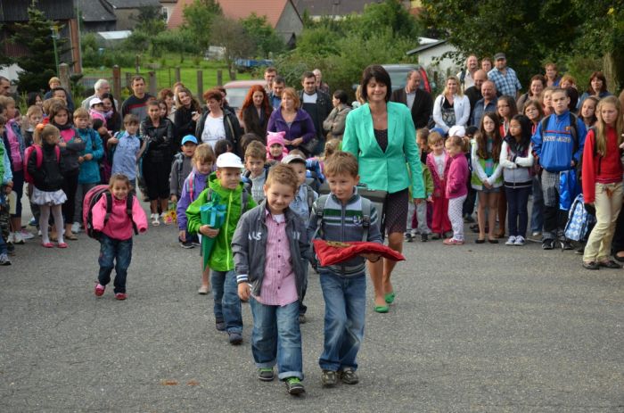 Nástup před školou
Klíčová slova: Bělá škola