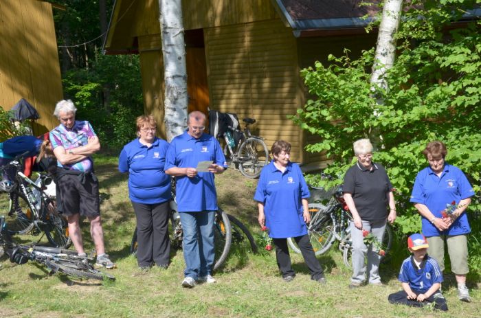 Odhalení památníku Antonínu Veberovi
Na A. Vebera vzpomíná jeden z členů jeho oddílu Jiří Bahenský (třetí zleva)
Klíčová slova: Bělá;Liščí Hora;Český les