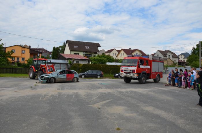 Vyprošťování zraněného z havarovaného auta
Zásahová jednotka SDH Bělá nad Radbuzou
Klíčová slova: Bělá;SDH