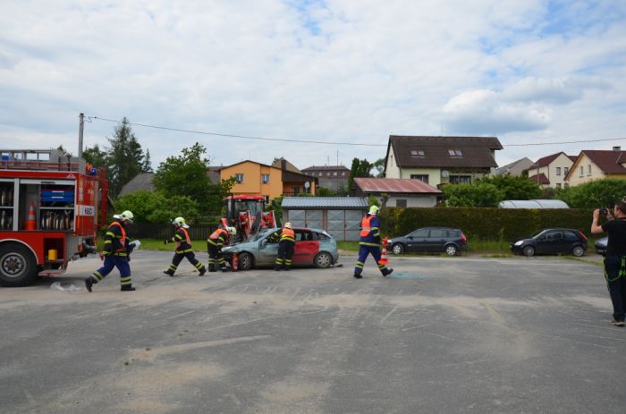 Vyprošťování zraněného z havarovaného auta
Zásahová jednotka SDH Bělá nad Radbuzou
Klíčová slova: Bělá;SDH