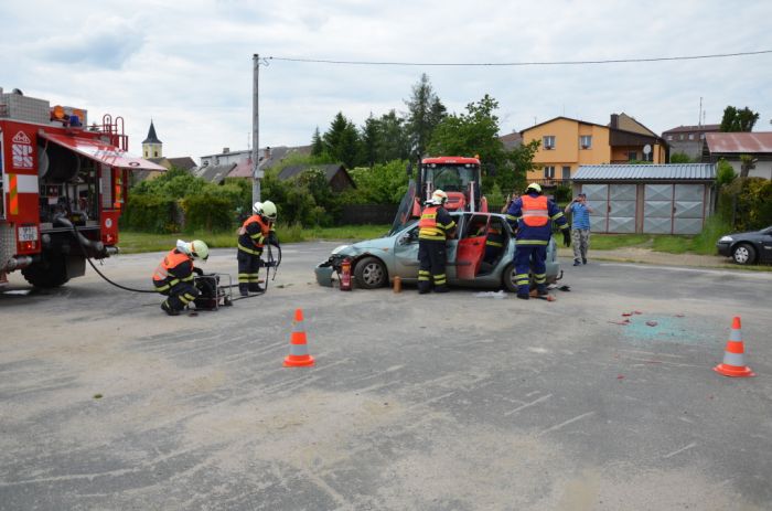 Vyprošťování zraněného z havarovaného auta
Zásahová jednotka SDH Bělá nad Radbuzou
Klíčová slova: Bělá;SDH