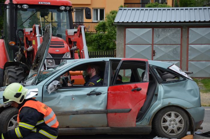 Vyprošťování zraněného z havarovaného auta
Zásahová jednotka SDH Bělá nad Radbuzou
Klíčová slova: Bělá;SDH