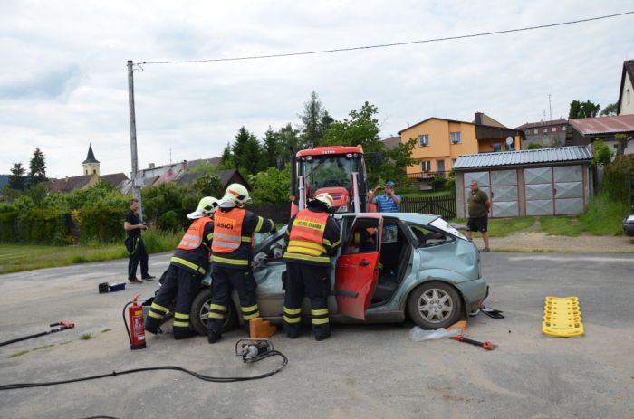 Vyprošťování zraněného z havarovaného auta
Zásahová jednotka SDH Bělá nad Radbuzou
Klíčová slova: Bělá;SDH