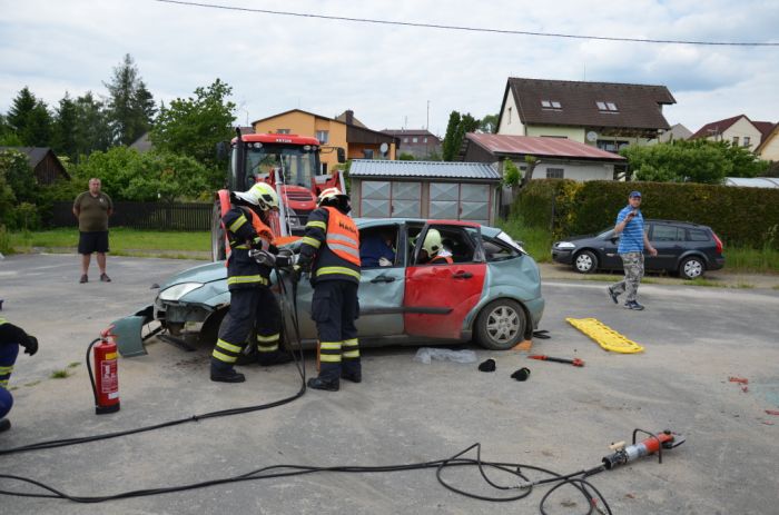 Vyprošťování zraněného z havarovaného auta
Zásahová jednotka SDH Bělá nad Radbuzou
Klíčová slova: Bělá;SDH