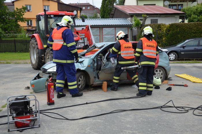 Vyprošťování zraněného z havarovaného auta
Zásahová jednotka SDH Bělá nad Radbuzou
Klíčová slova: Bělá;SDH