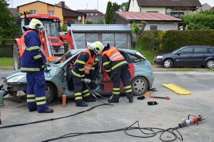 Vyprošťování zraněného z havarovaného auta
Zásahová jednotka SDH Bělá nad Radbuzou
Klíčová slova: Bělá;SDH