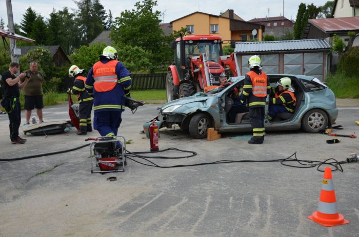 Vyprošťování zraněného z havarovaného auta
Zásahová jednotka SDH Bělá nad Radbuzou
Klíčová slova: Bělá;SDH