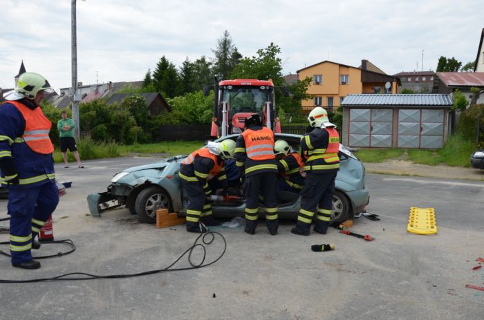 Vyprošťování zraněného z havarovaného auta
Zásahová jednotka SDH Bělá nad Radbuzou
Klíčová slova: Bělá;SDH