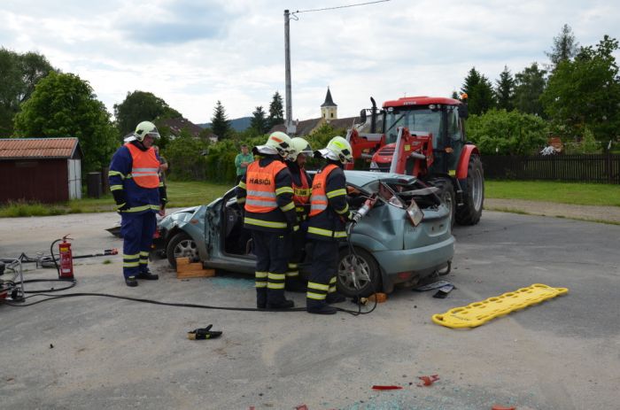 Vyprošťování zraněného z havarovaného auta
Zásahová jednotka SDH Bělá nad Radbuzou
Klíčová slova: Bělá;SDH