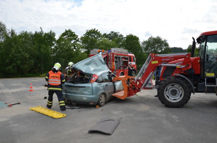 Vyprošťování zraněného z havarovaného auta
Zásahová jednotka SDH Bělá nad Radbuzou
Klíčová slova: Bělá;SDH