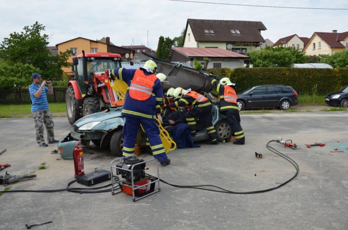 Vyprošťování zraněného z havarovaného auta
Zásahová jednotka SDH Bělá nad Radbuzou
Klíčová slova: Bělá;SDH