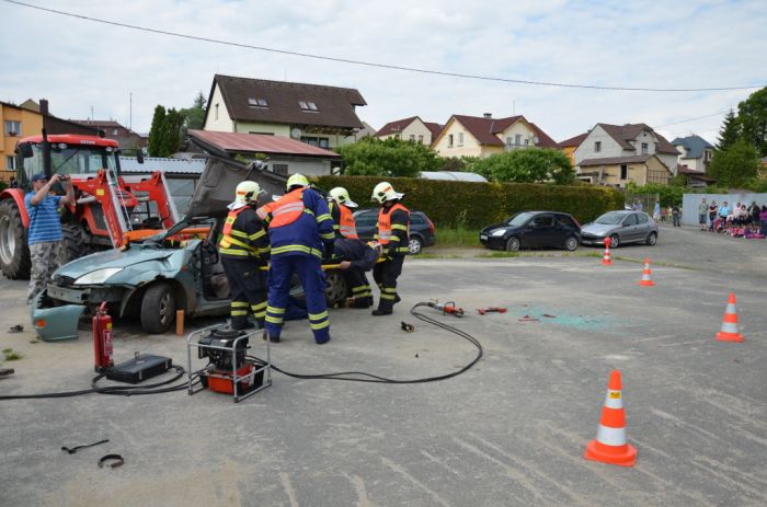 Vyprošťování zraněného z havarovaného auta
Zásahová jednotka SDH Bělá nad Radbuzou
Klíčová slova: Bělá;SDH