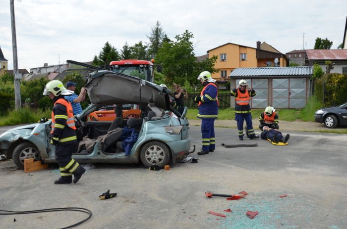 Vyprošťování zraněného z havarovaného auta
Zásahová jednotka SDH Bělá nad Radbuzou
Klíčová slova: Bělá;SDH