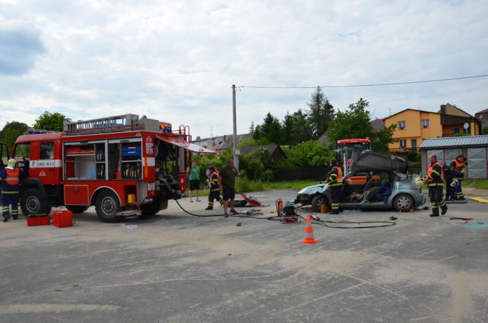 Vyprošťování zraněného z havarovaného auta
Zásahová jednotka SDH Bělá nad Radbuzou
Klíčová slova: Bělá;SDH