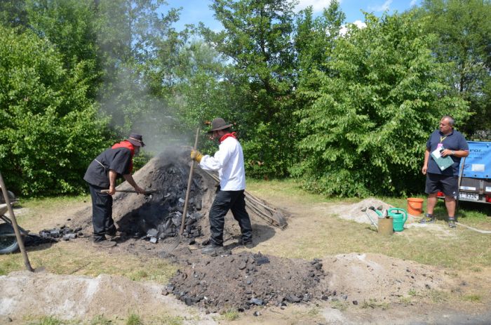 Otevření milíře
Klíčová slova: Bělá;letní;sraz;turisti