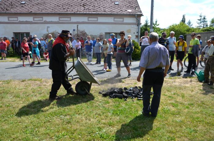 Otevření milíře
Klíčová slova: Bělá;letní;sraz;turisti