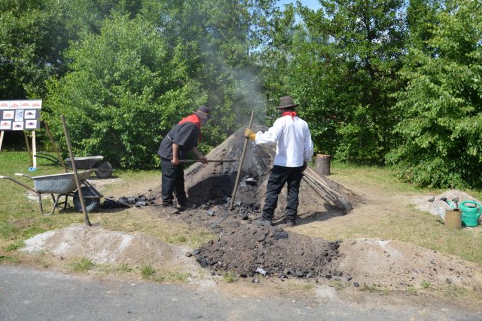 27. června - otvírání milíře
Klíčová slova: Bělá;milíř