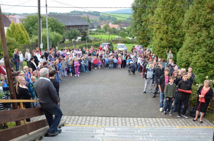 Před základní školou
Klíčová slova: Bělá;základní škola