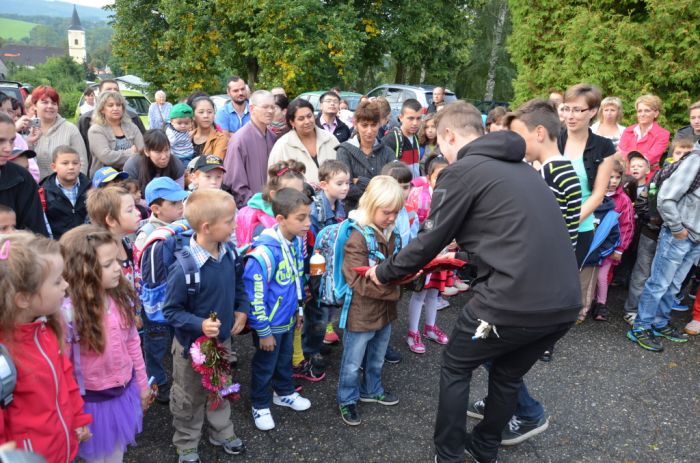 Před základní školou
Předávání klíče prvňákům
Klíčová slova: Bělá;základní škola