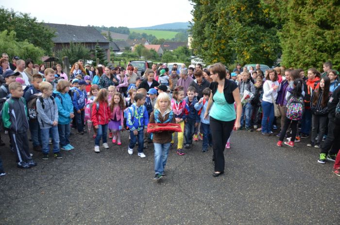 Před základní školou
První cesta do školy
Klíčová slova: Bělá;základní škola