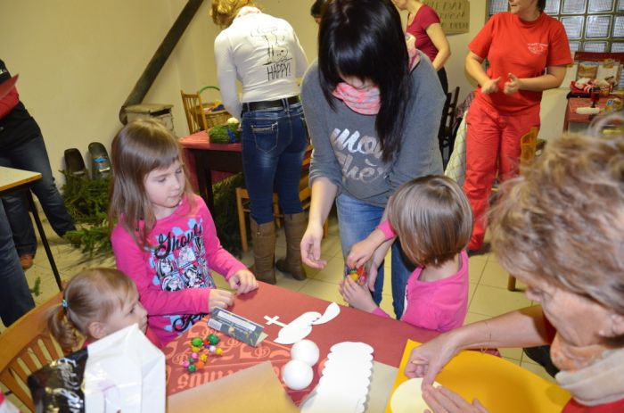 Vystřihování figurek
Klíčová slova: Bělá;Újezd Svatého Kříže;advent