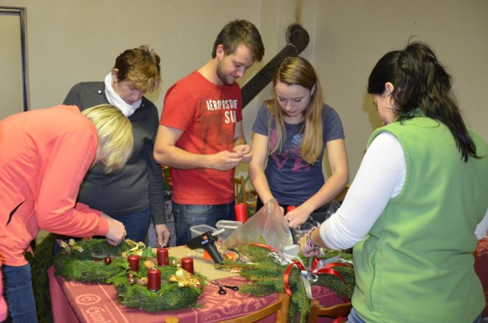 Tvoření adventních věnců
Klíčová slova: Bělá;Újezd Svatého Kříže;advent