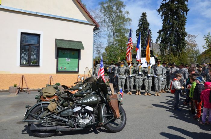 Hostouň
U statku
Klíčová slova: Bělá;Hostouň;osvobození