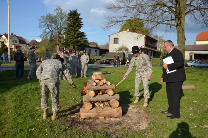 Bělá nad Radbuzou
Zapálení ohně u májky
Klíčová slova: Bělá;Hostouň;osvobození