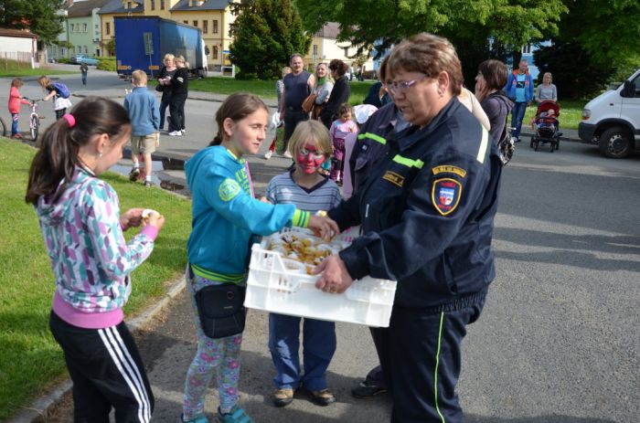 Občerstvení
Klíčová slova: Bělá;kácení máje