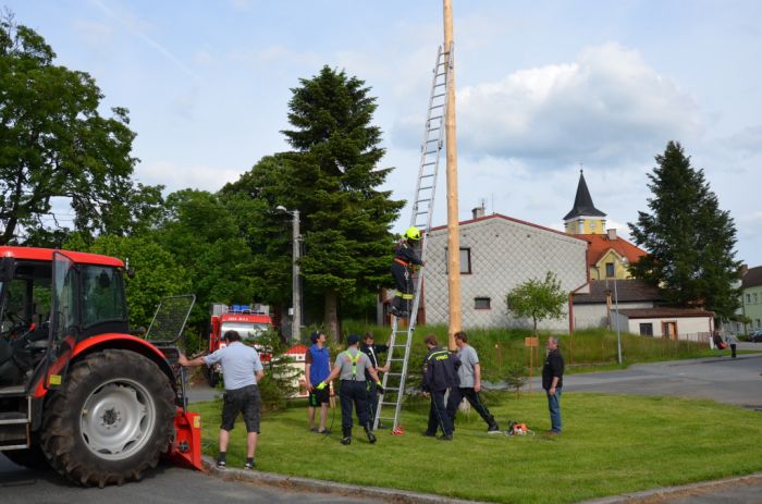 Kácení máje
Klíčová slova: Bělá;kácení máje