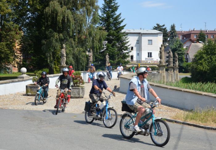 Spanilá jízda v Bělé nad Radbuzou
Klíčová slova: Bělá;mopedscuk;mopedy