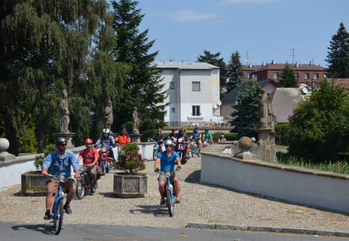 Spanilá jízda v Bělé nad Radbuzou
Klíčová slova: Bělá;mopedscuk;mopedy