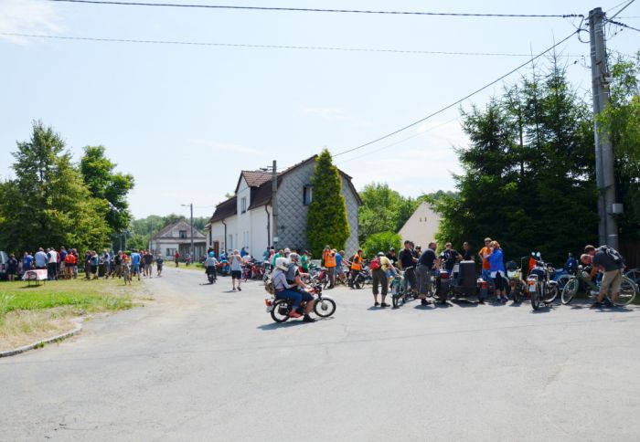 Zastavení u barokního mostu
Klíčová slova: Bělá;mopedscuk;mopedy