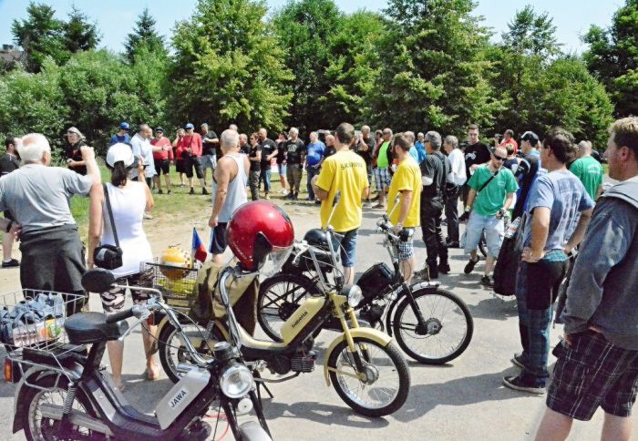 Zastavení u barokního mostu
Klíčová slova: Bělá;mopedscuk;mopedy