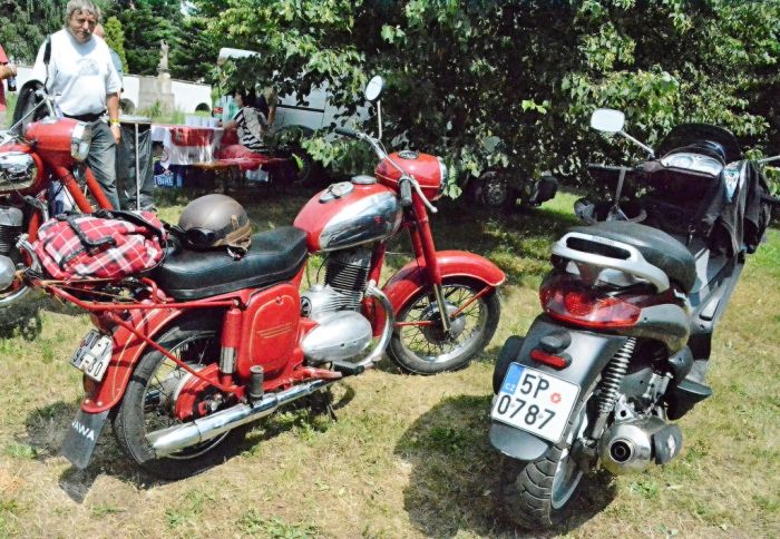 Zastavení u barokního mostu
Klíčová slova: Bělá;mopedscuk;mopedy